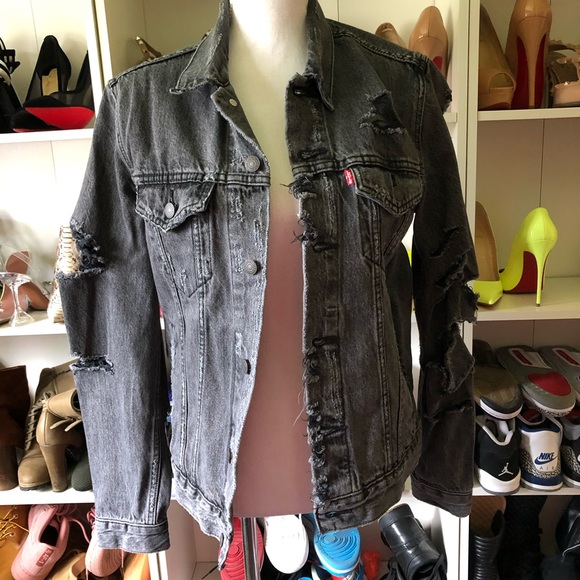 Levi's Jackets & Blazers - NWT Levi’s distressed denim jacket sz s
